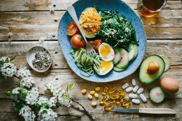 Obst und Gemüse im Vergleich zu Supplement-Kapseln für eine optimale Nährstoffversorgung